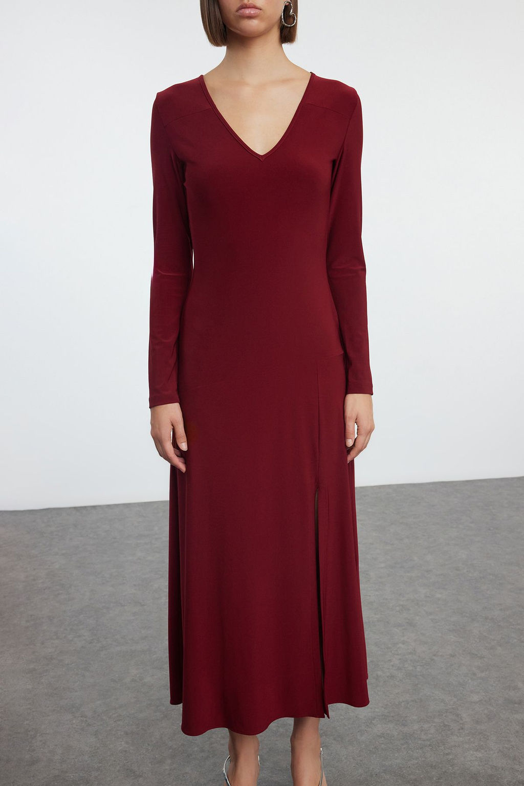 Trendyolmilla Siyah Duz V Yaka Etegi Volanl? Skater/Belden Ac?lan Esnek Maxi Orme Elbise TWOAW25EL00111  фото 8