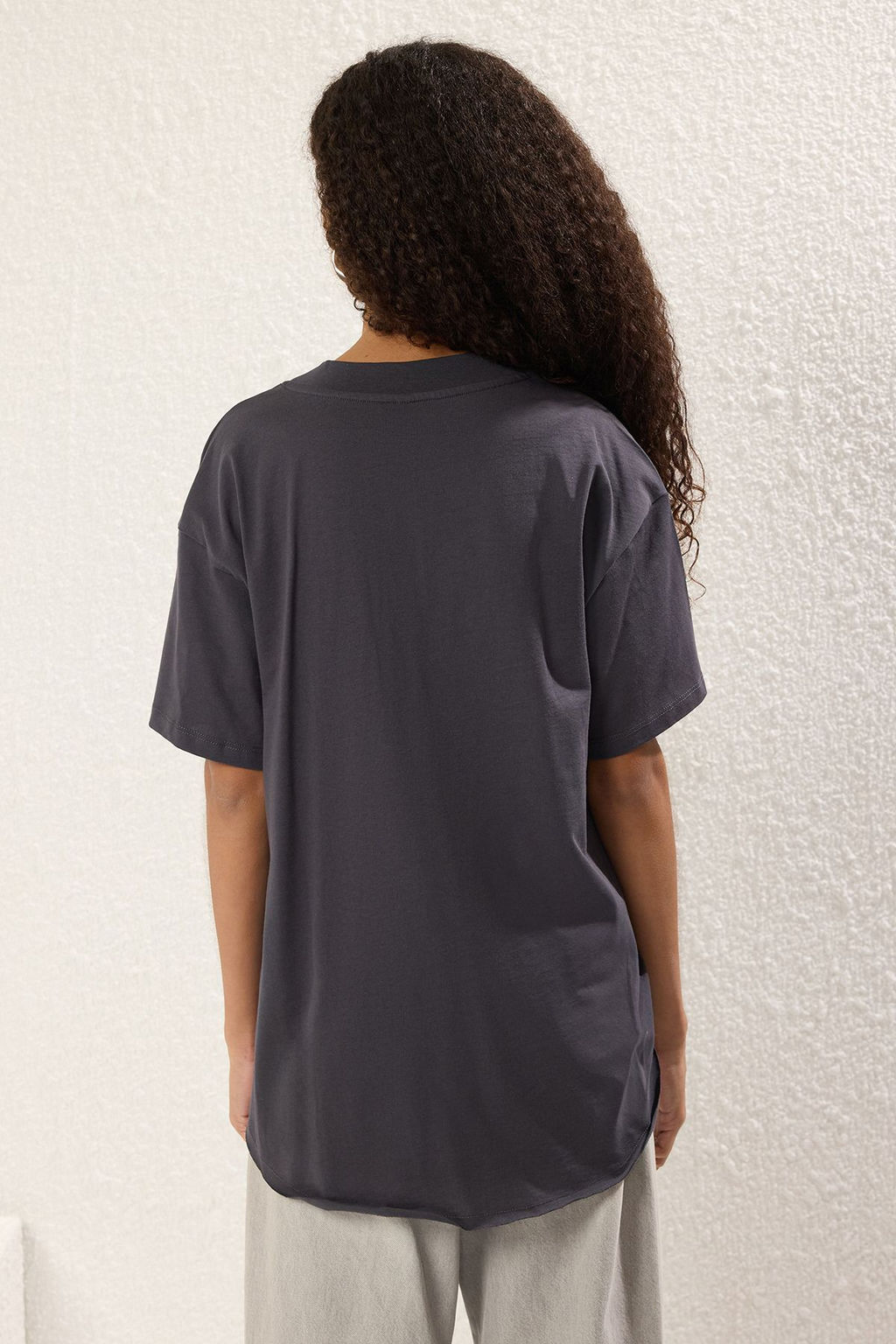 TRENDYOLMILLA Antrasit %100 Pamuk V Yaka Oversize/Genis Kesim Orme T-Shirt TWOSS25TS00162  фото 4
