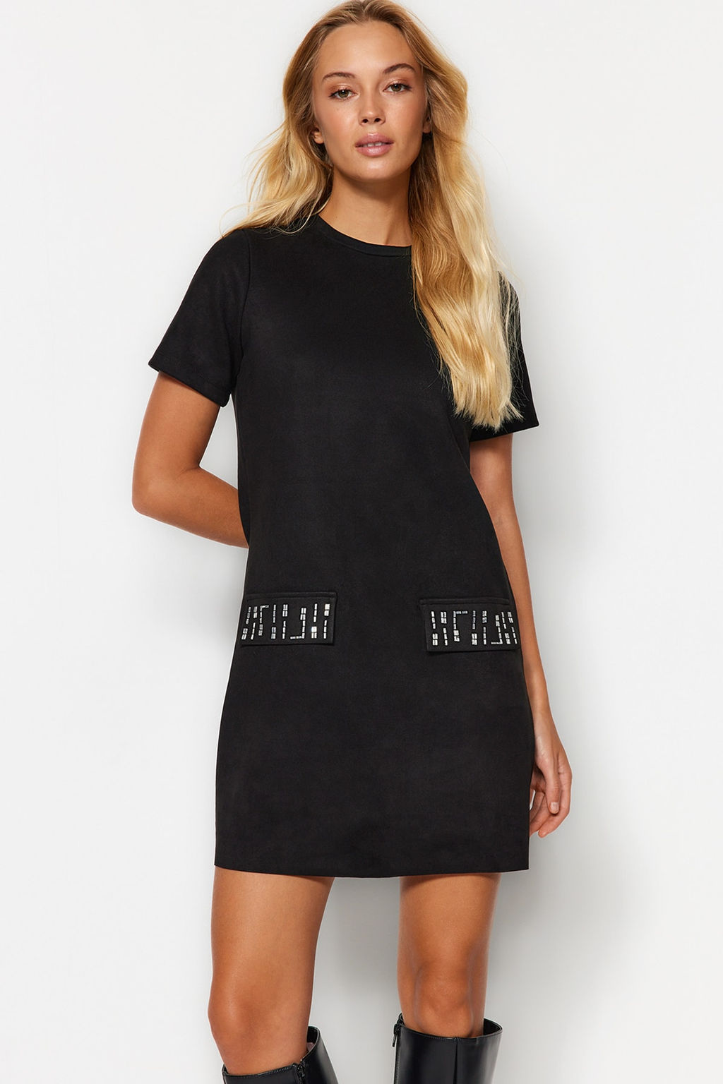 TRENDYOLMILLA Siyah Bisiklet Yaka Tas Detayl? Shift/Duz Mini Suet Orme Elbise TWOAW24EL00523