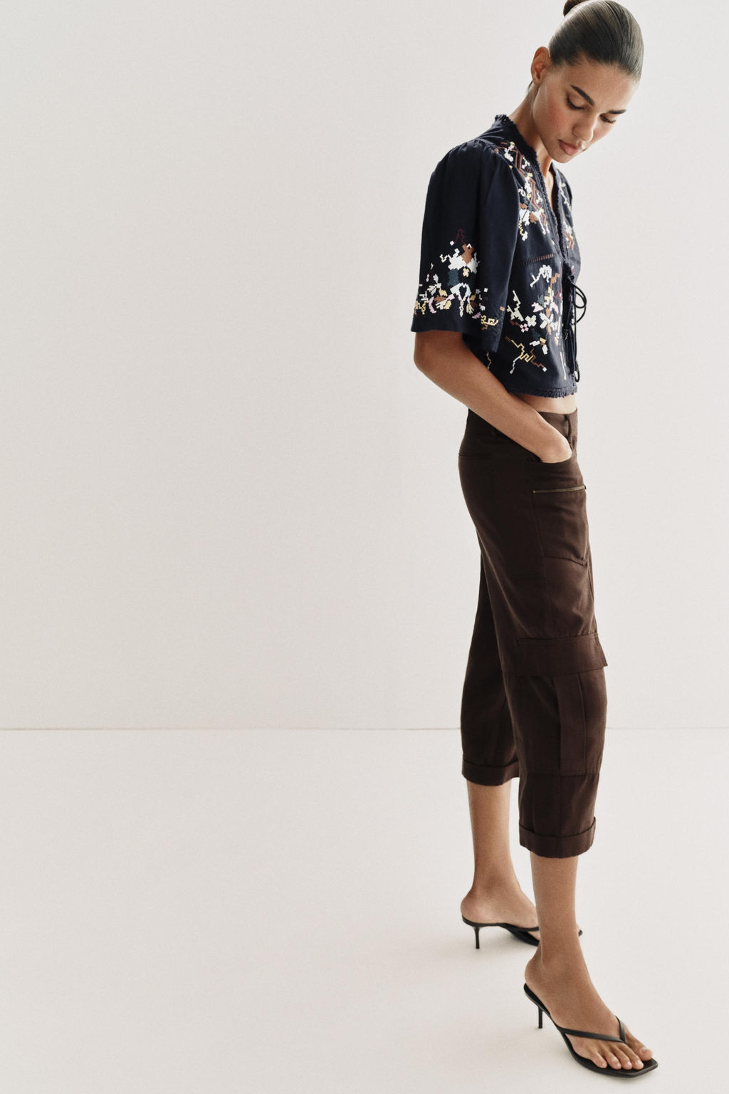 TOP CORTO BORDADOS FLORES / Azul - Zara фото 5