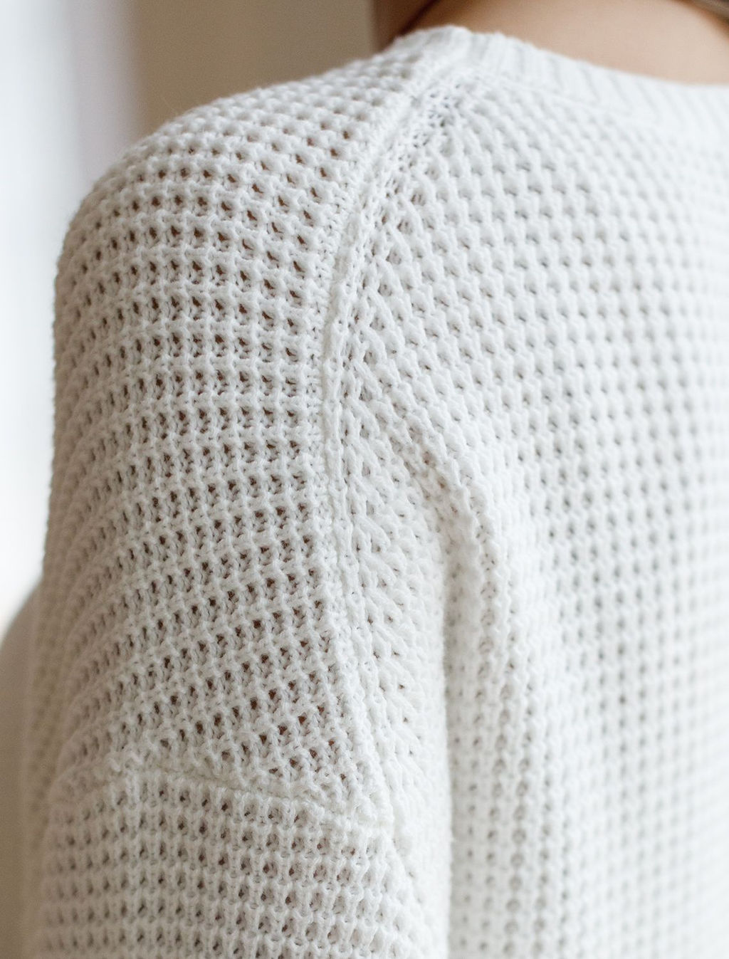 Укороченный джемпер с широкими рукавами рельефной вязки из хлопка с акрилом