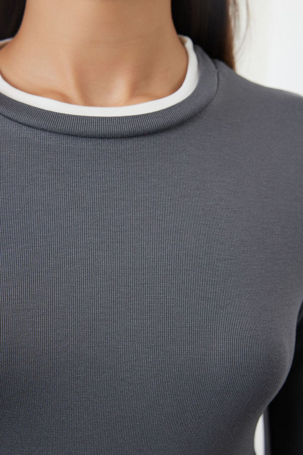 Antrasit Renk Bloklu Fitted/Vucuda Oturan Viskon/Yumusak Kumasl? Esnek Orme Bluz TWOAW25BZ00114