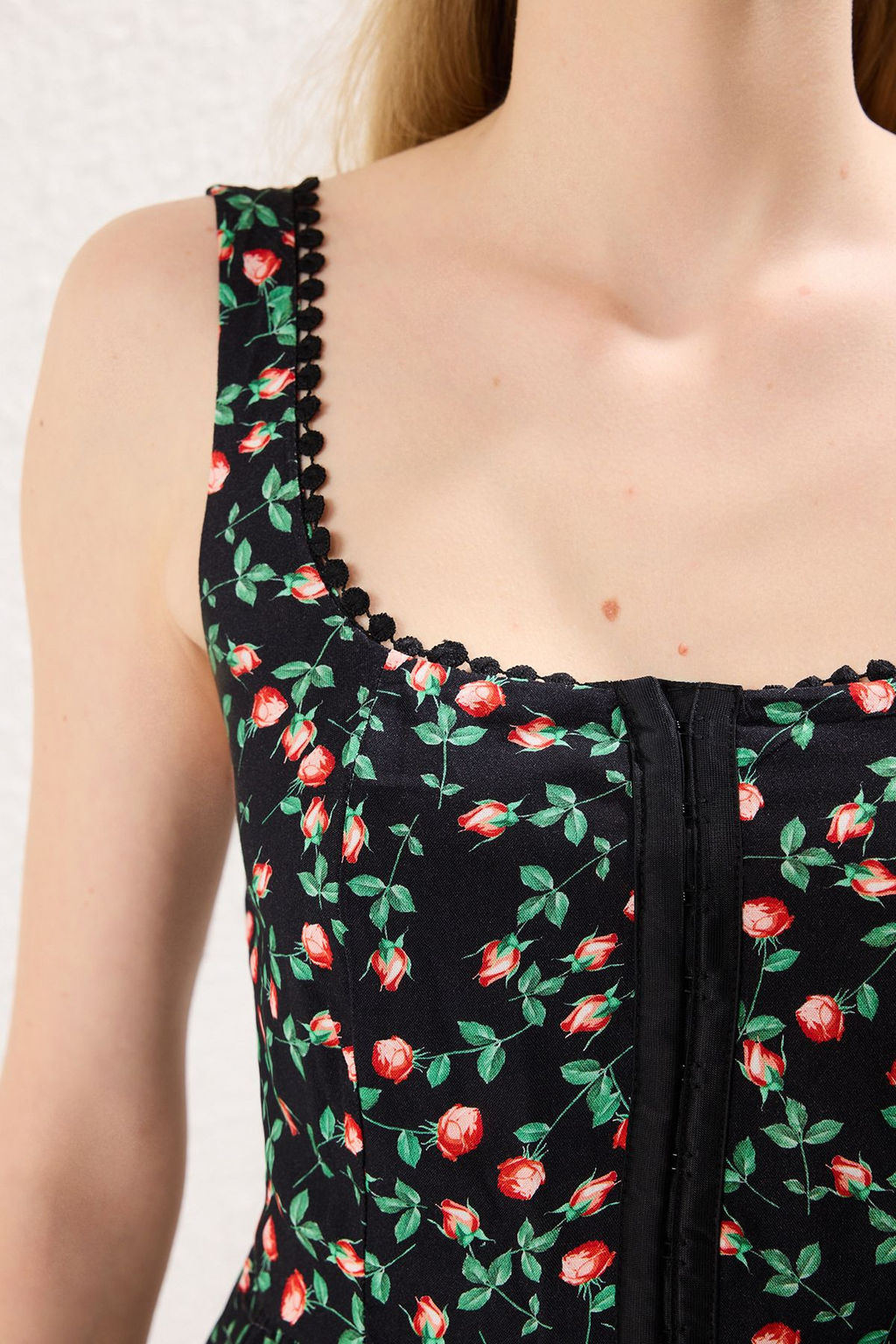 Siyah Cicekli Etegi Belden Ac?lan Agrafl? Mini Dokuma Elbise TWOSS25EL00419 - Trendyolmilla фото 3