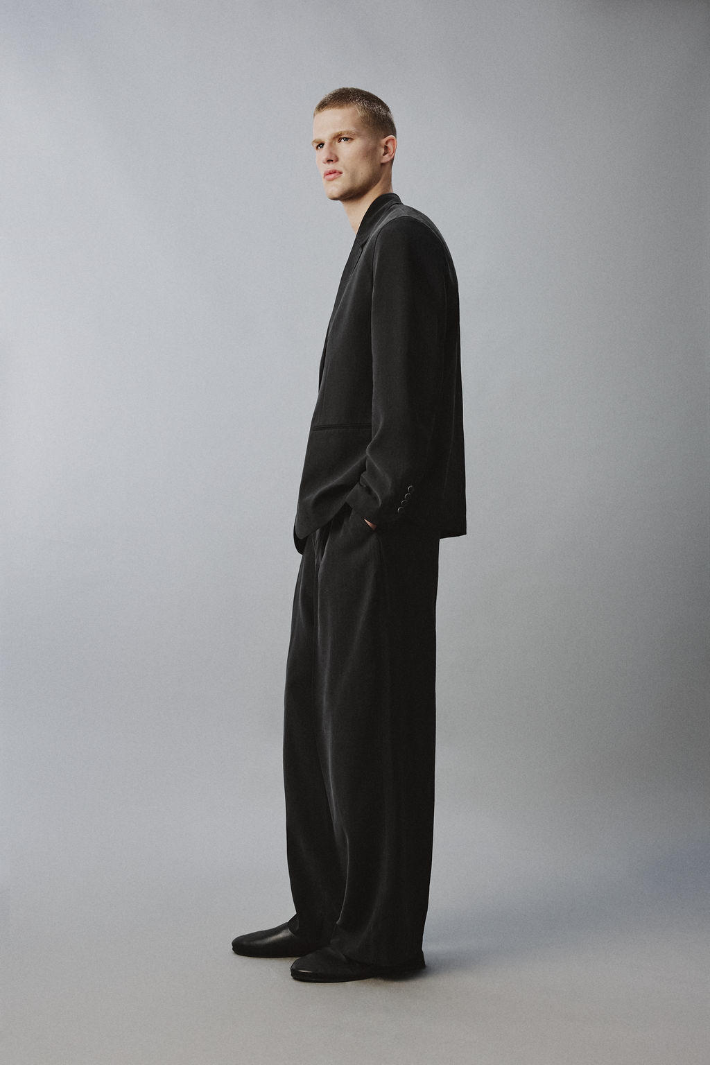 BLAZER FLUIDA RELAXED FIT / Negro - Zara фото 4