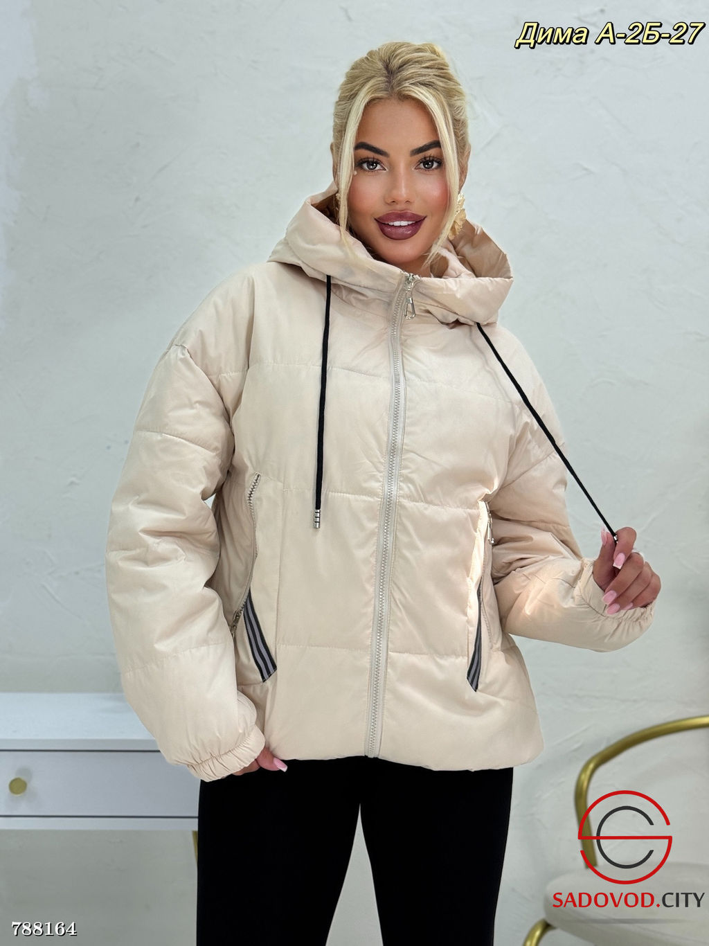 Женская куртка с капюшоном короткая