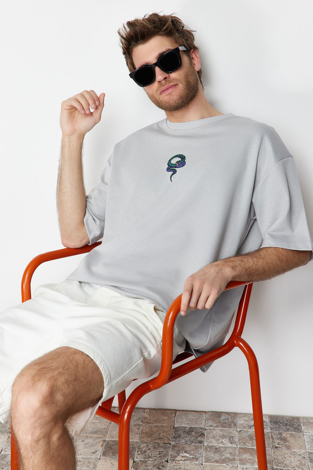 TRENDYOL MAN Premium Gri Oversize Y?lan Nak?sl? Kal?n Premium T-Shirt TMNSS24TS00018