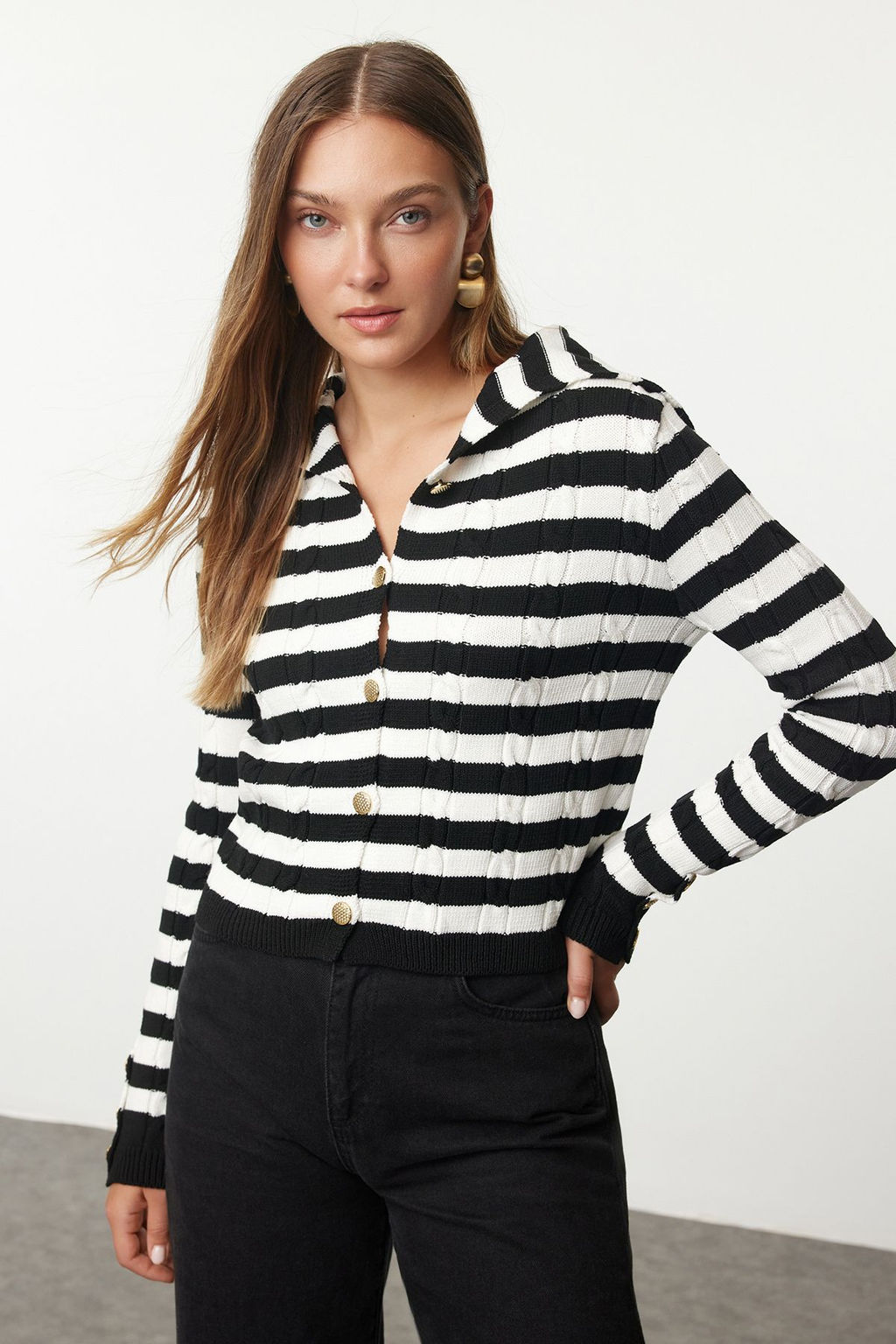 TRENDYOLMILLA Ekru Devrik Yaka Detayl? Triko H?rka TWOAW25HI00232