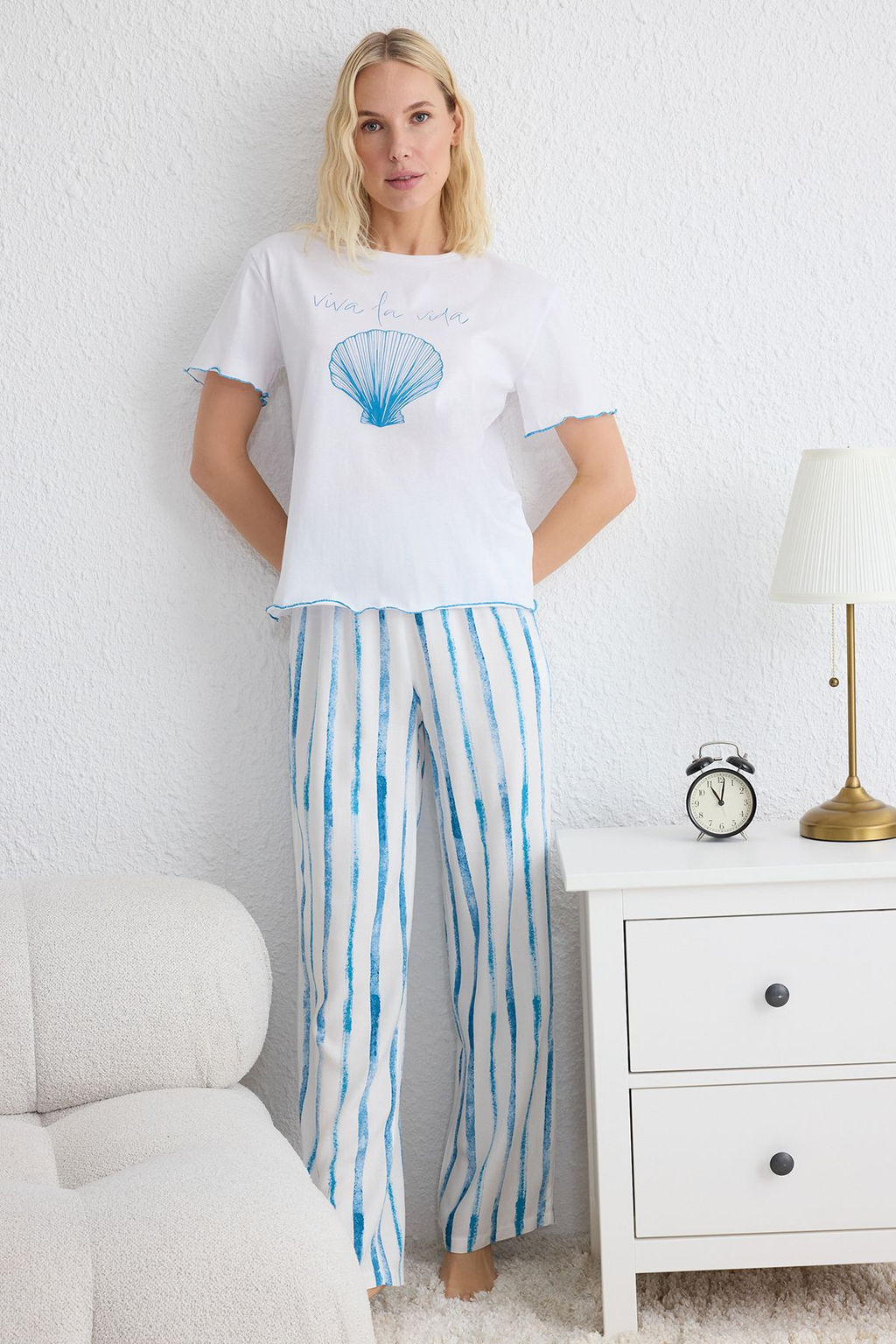 Trendyolmilla Beyaz-Mavi Cizgili Bask?l? Baby Overlok Detayl? Viskon Orme Pijama Tak?m? THMSS25PT00141