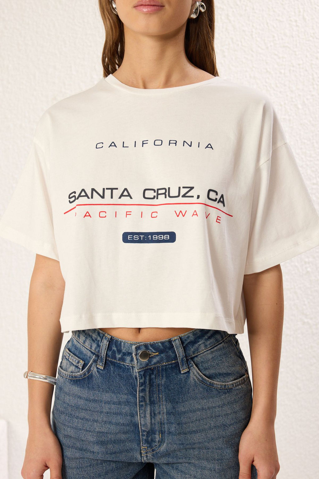 Ekru %100 Kal?n Pamuklu Relaxed/Rahat Kal?p Yuksek Slogan Bask?l? Orme T-Shirt TWOSS25TS00079