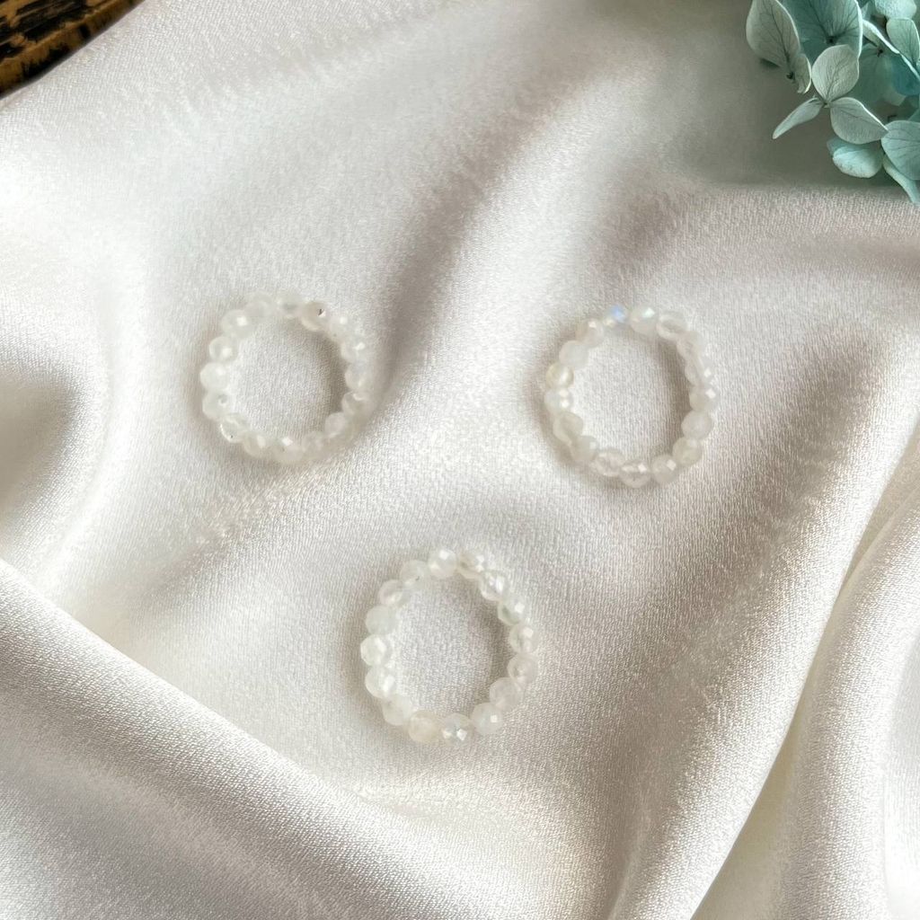 Кольцо на резинке из Лунного камня 18,5р.