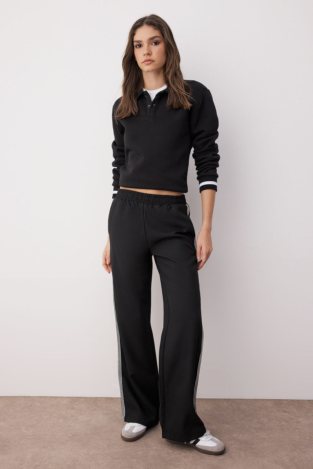 Siyah Yan? Serit Detayl? Beli Lastikli Wide Leg/Genis Paca Kumas Pantolon TWOAW26PL00054