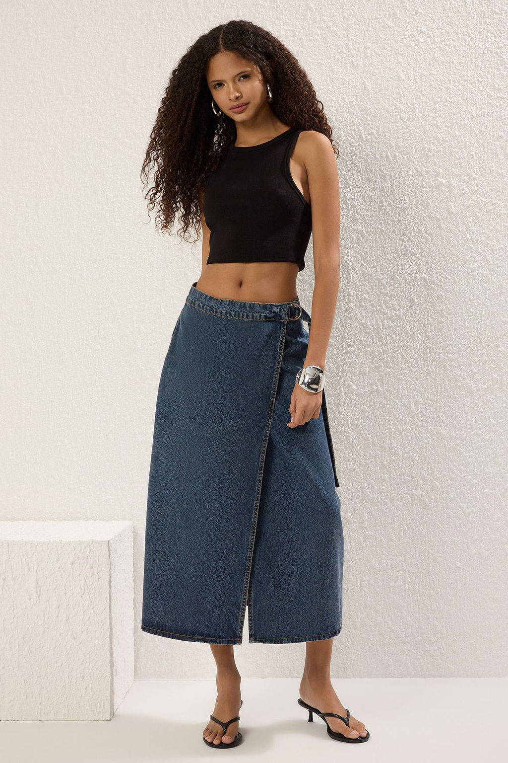 TRENDYOLMILLA Mavi Kemer Tokal? Kruvaze Maxi Denim Etek TWOSS25ET00129  фото 2