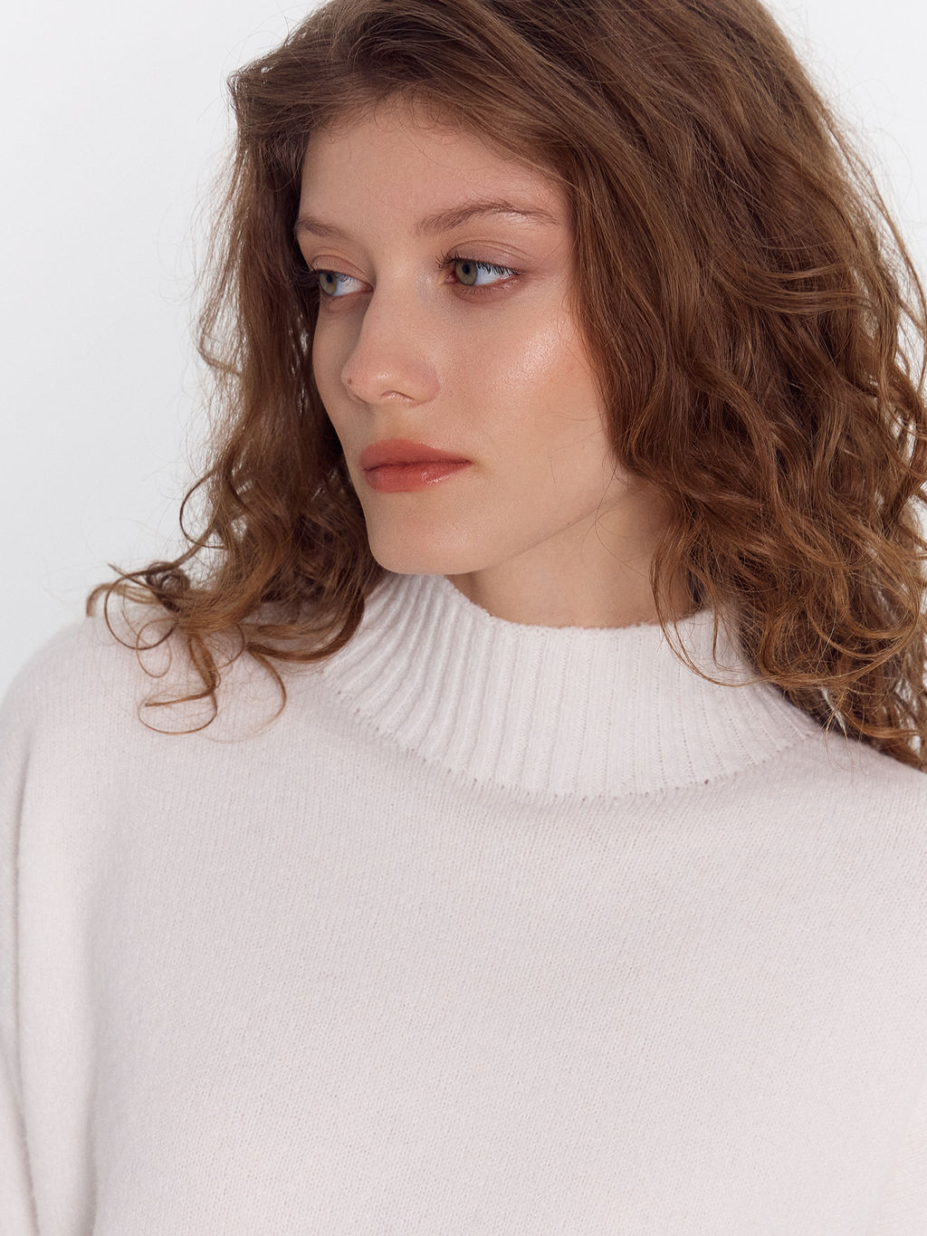Джемпер женский в молочном цвете молочный 122617 - Mark formelle фото 5
