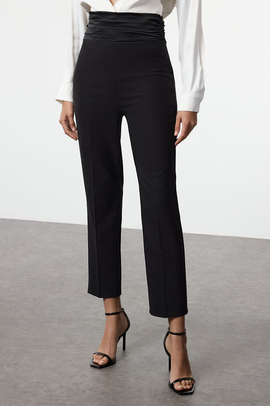 TRENDYOLMILLA Siyah Saten Nervur Serit Detayl? Dokuma Pantolon TPRAW25PL00004