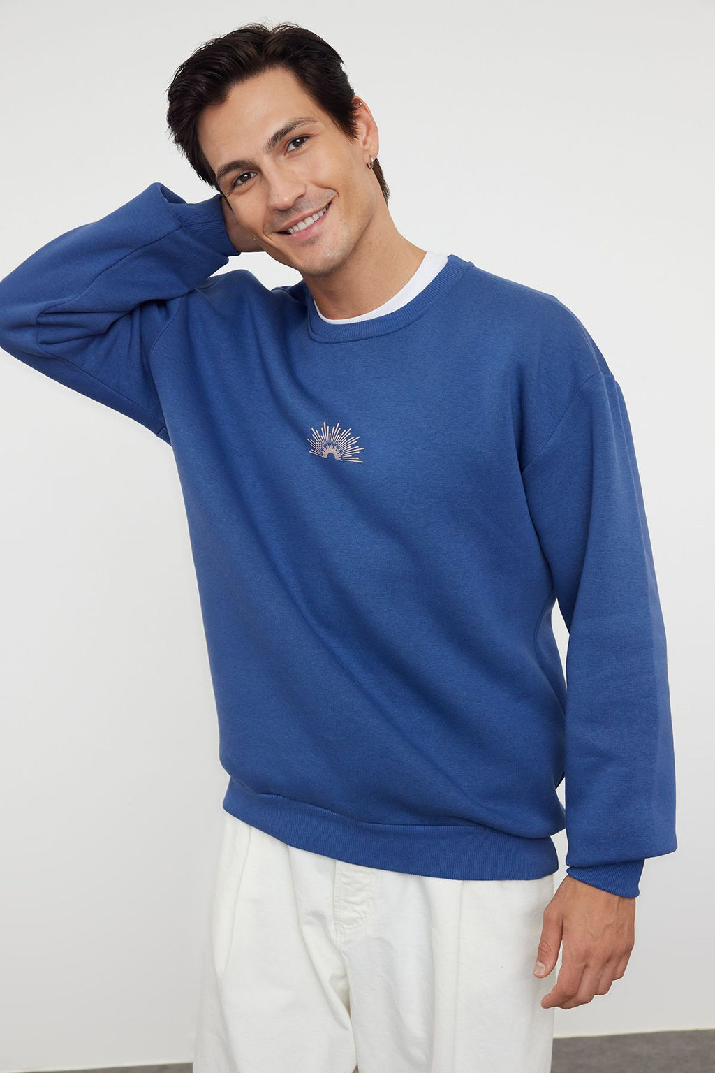 TRENDYOL MAN Indigo Oversize/Genis Kesim S?rt Yaz? Bask?l? Ici Polar/S?cak Tutan Sweatshirt TMNAW25SW00056 - Trendyolmilla фото 2