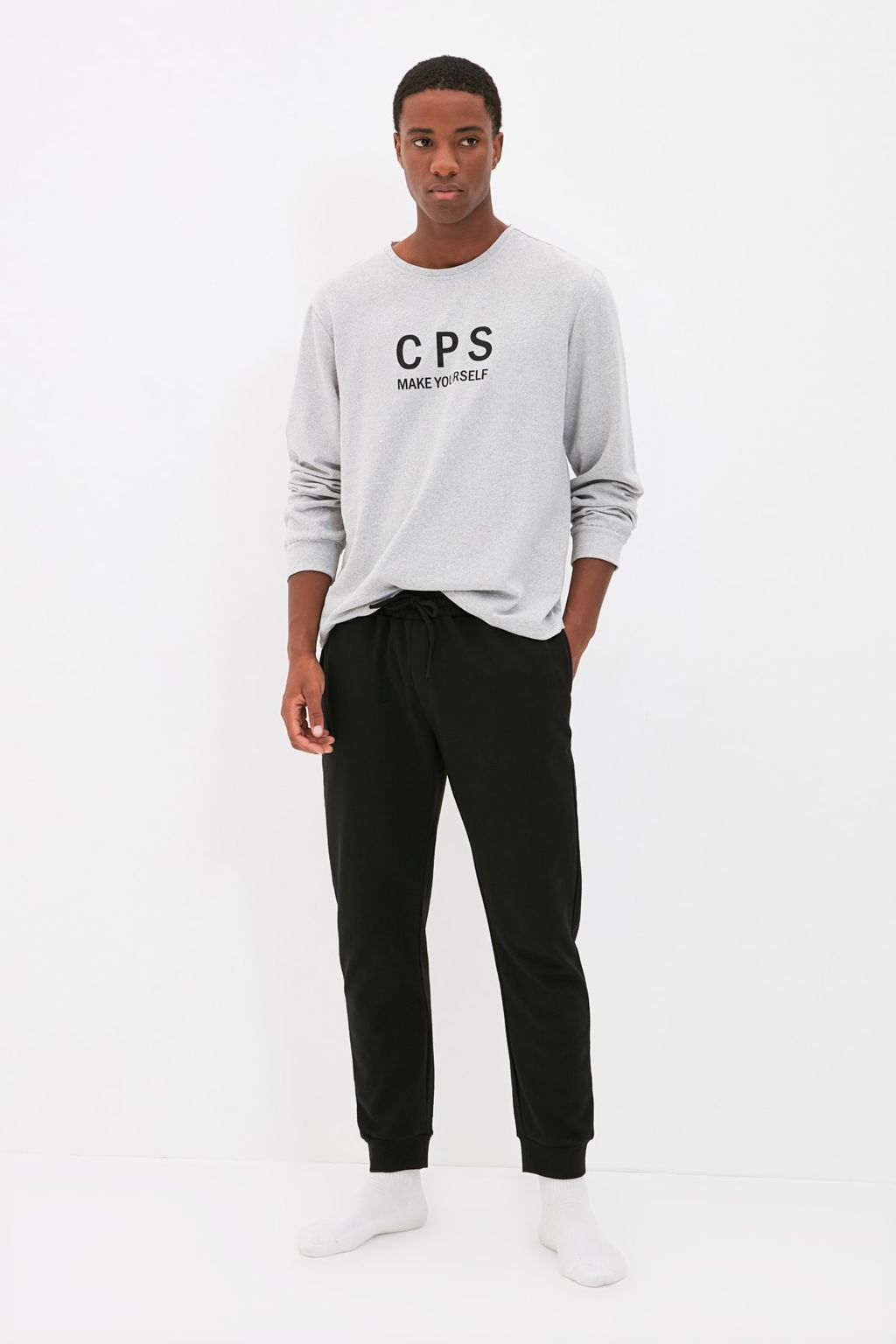 TRENDYOL MAN Siyah-Gri Regular Fit Bask?l? Pijama Tak?m? TMNAW22PT0505