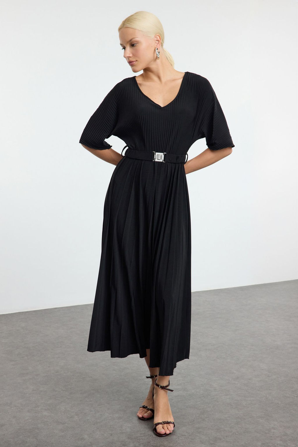 TRENDYOLMILLA Zumrut Yesili Skater Kemerli Truvakar Kollu Maxi Esnek Orme Elbise TWOAW25EL00465  фото 2