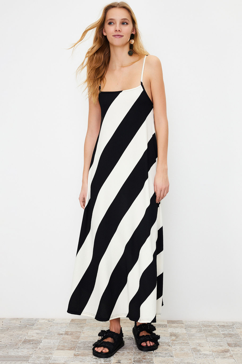 Siyah Bask?l? Ayarlanabilir Ask?l? A-Line Burumcuk/Dokulu Orme Maxi Elbise TWOSS24EL00060