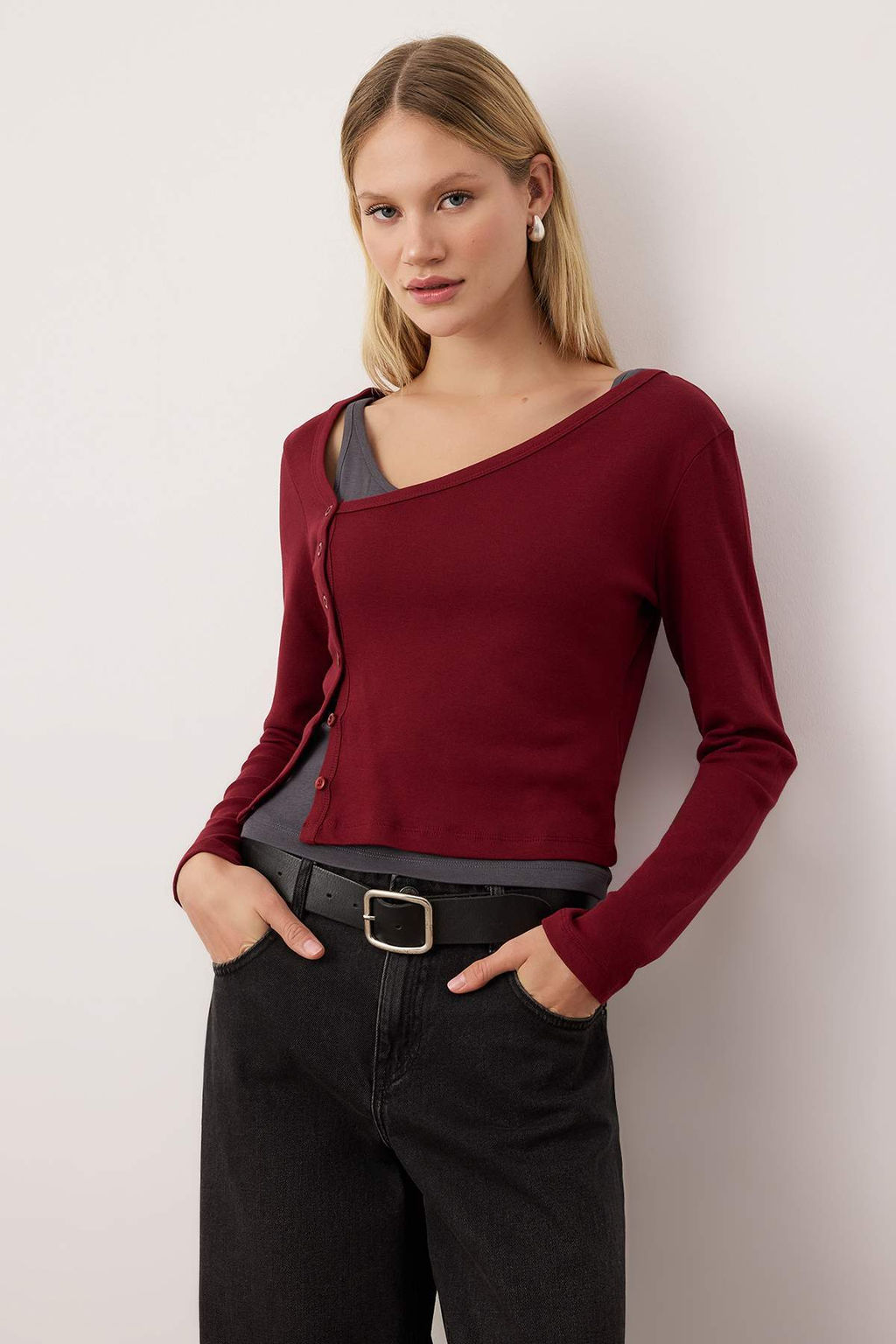 Bordo Cift Gorunumlu Asimetrik Yaka Dugmeli Vucuda Oturan Esnek Orme Bluz TWOAW26BZ00042