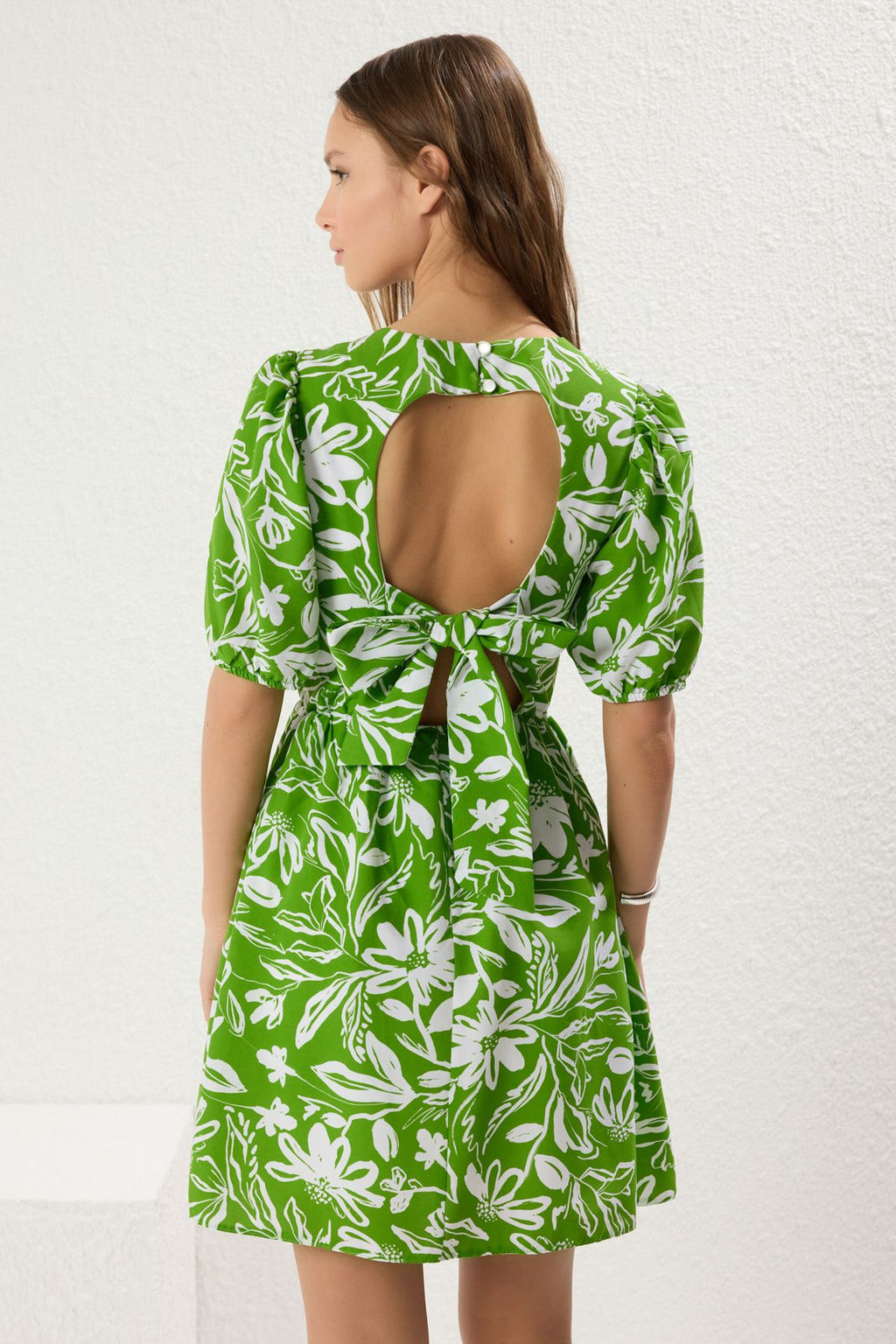 F?st?k Yesil Cicekli Etegi Belden Ac?lan Cut outl? K?sa / Mini Dokuma Elbise TWOSS22EL2858 - Trendyolmilla фото 5