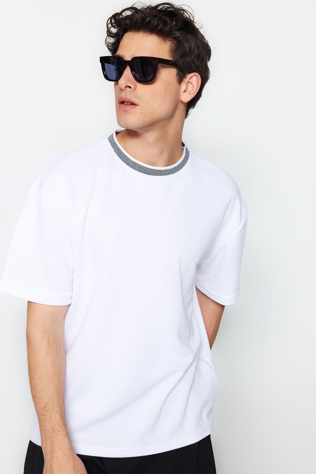 TRENDYOL MAN Premium Tas Oversize/Genis Kesim Triko Bantl? Dokulu Pike T-Shirt TMNSS23TS00079 - Trendyolmilla фото 27