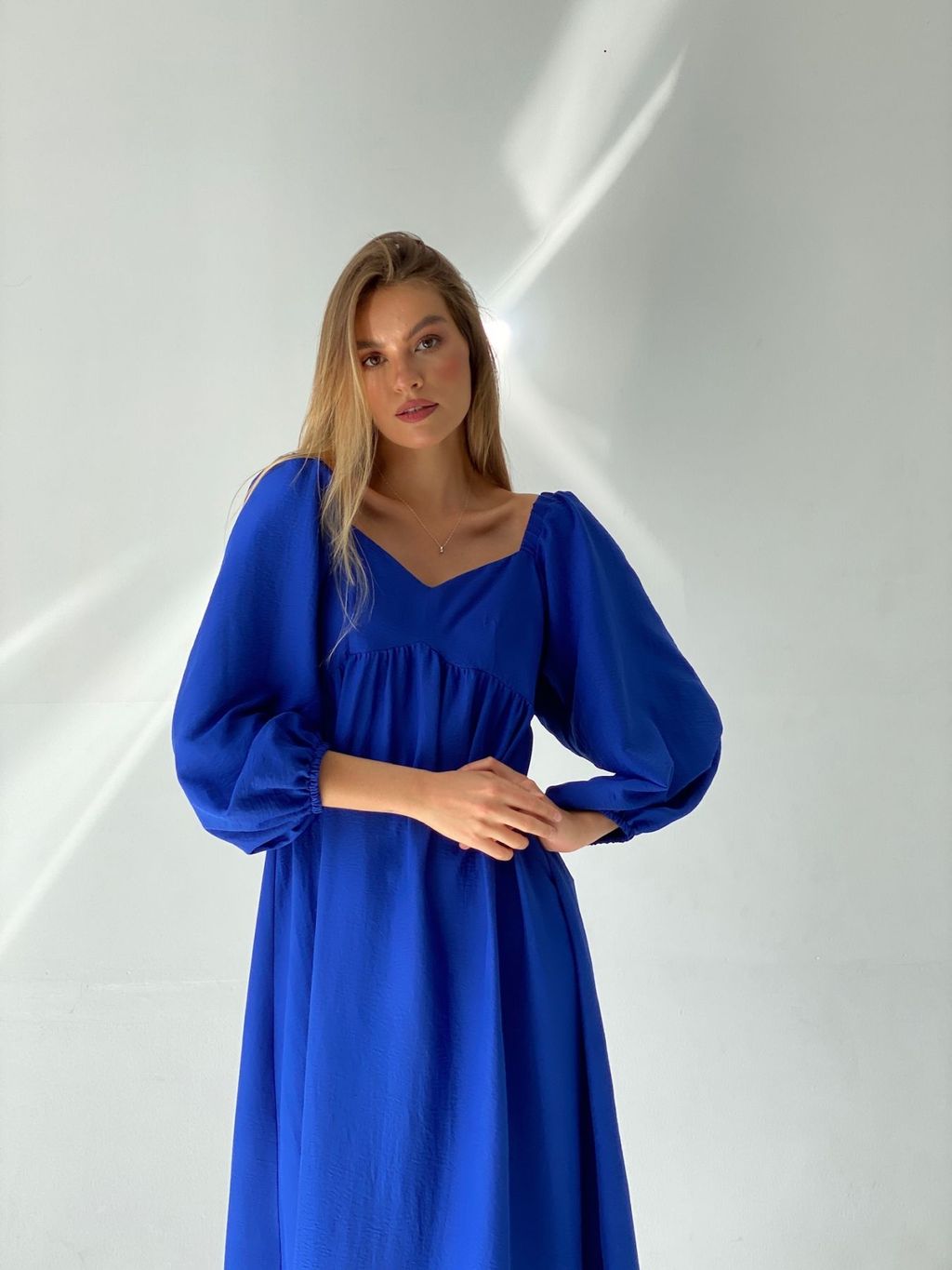 Платье-миди с пышными рукавами в цвете кобальт - Martichelli фото 18