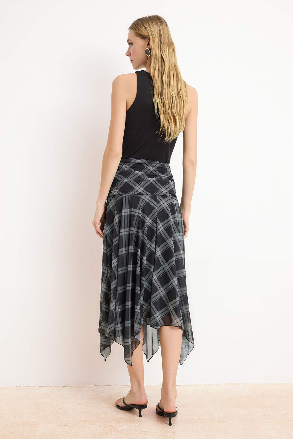 Cok Renkli Ekose Bask?l? Skater Asimetrik Etek Ucu Detayl? Esnek Orme Etek TWOAW26ET00037