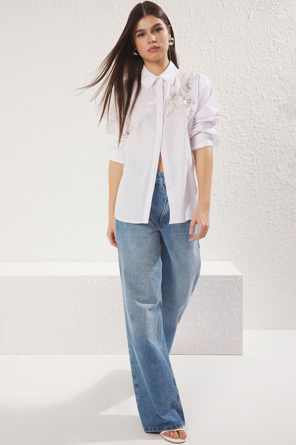 TRENDYOLMILLA Beyaz Onden Cicek Aksusar Detayl? Oversize Genis Kal?p Dokuma Gomlek TWOSS25GO00100 фото 2