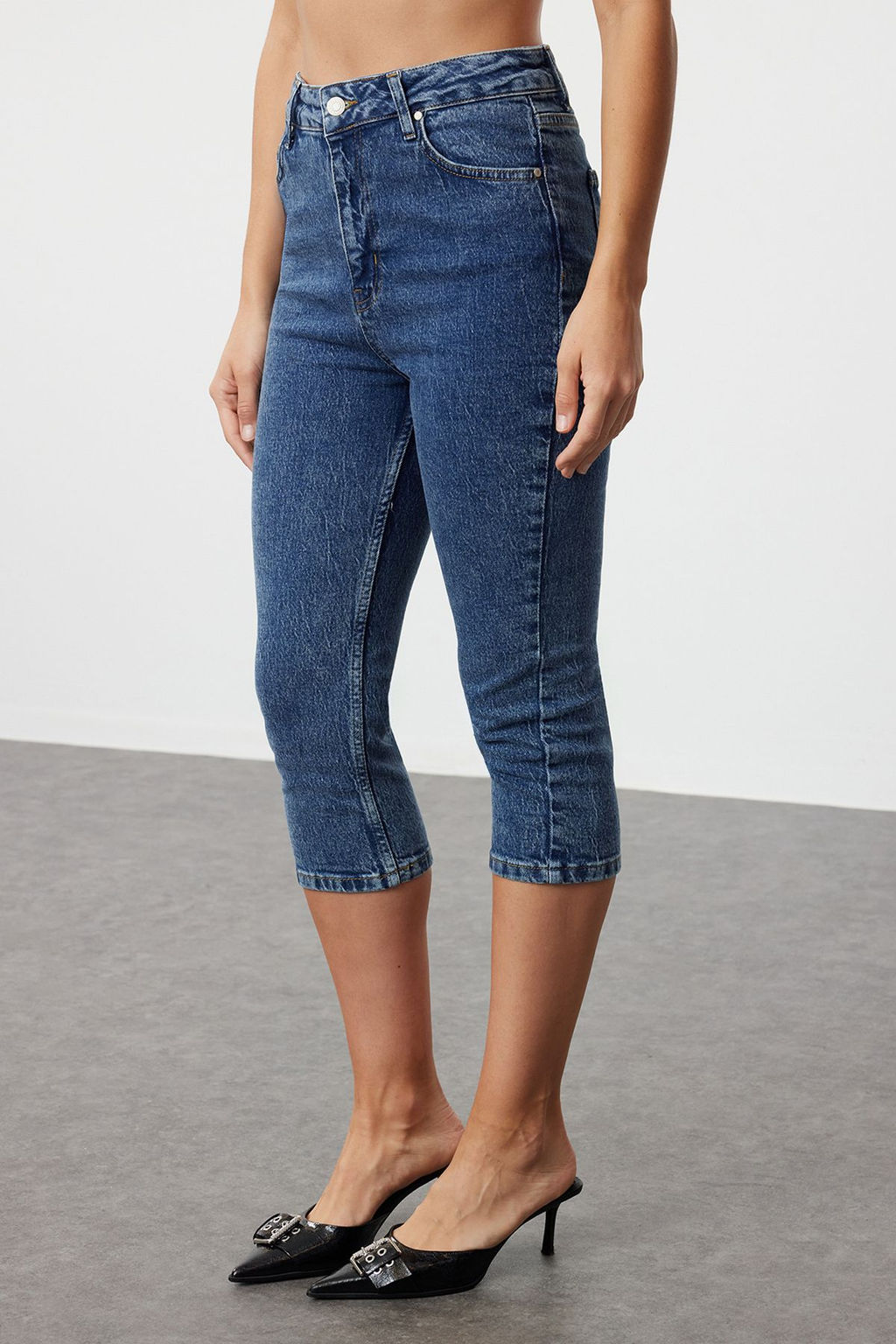 Mavi Yuksek Bel Kapri Jeans TWOAW25JE00010 - Trendyolmilla фото 4