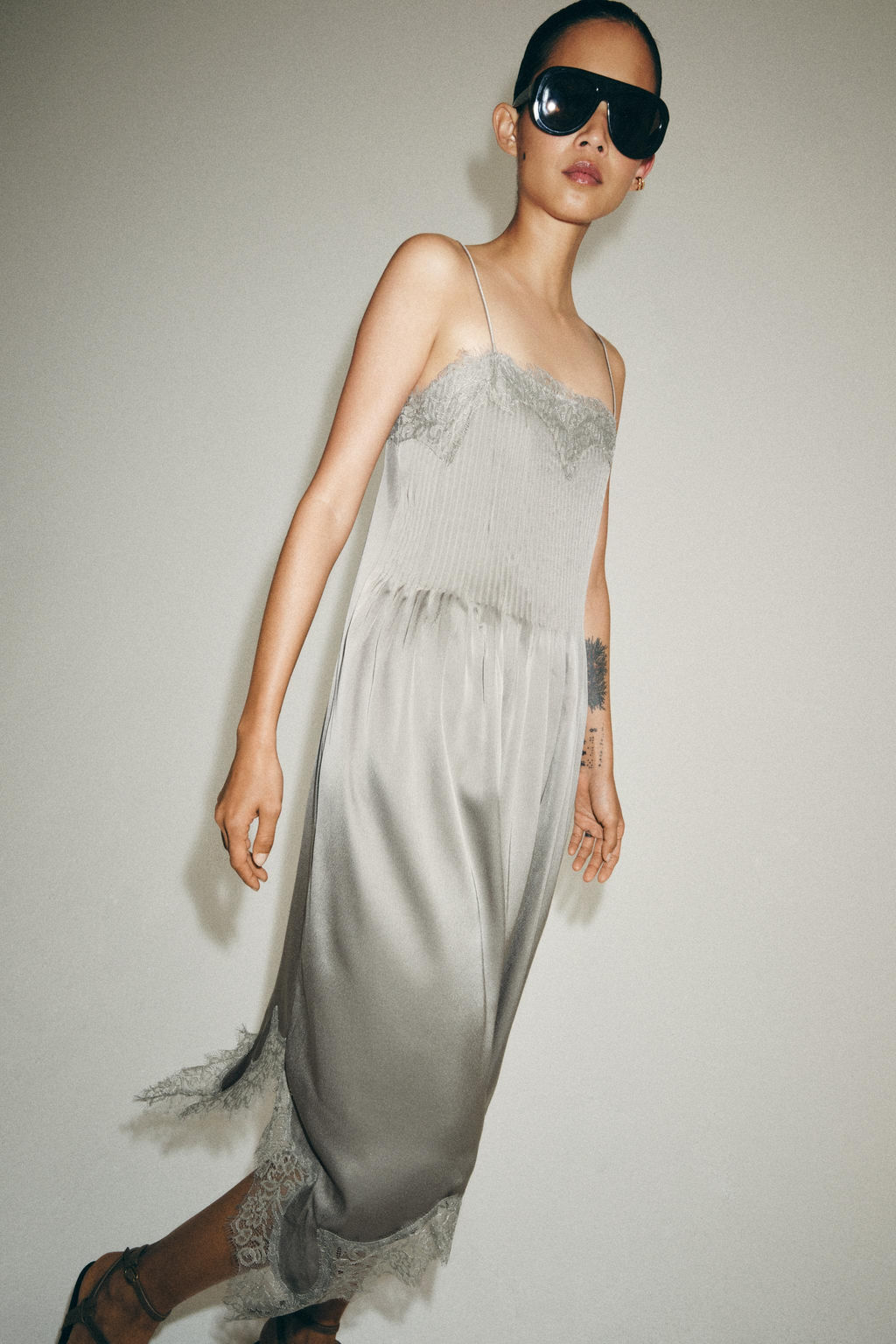 VESTIDO MIDI ENCAJE ZW COLLECTION / Gris medio - Zara фото 2