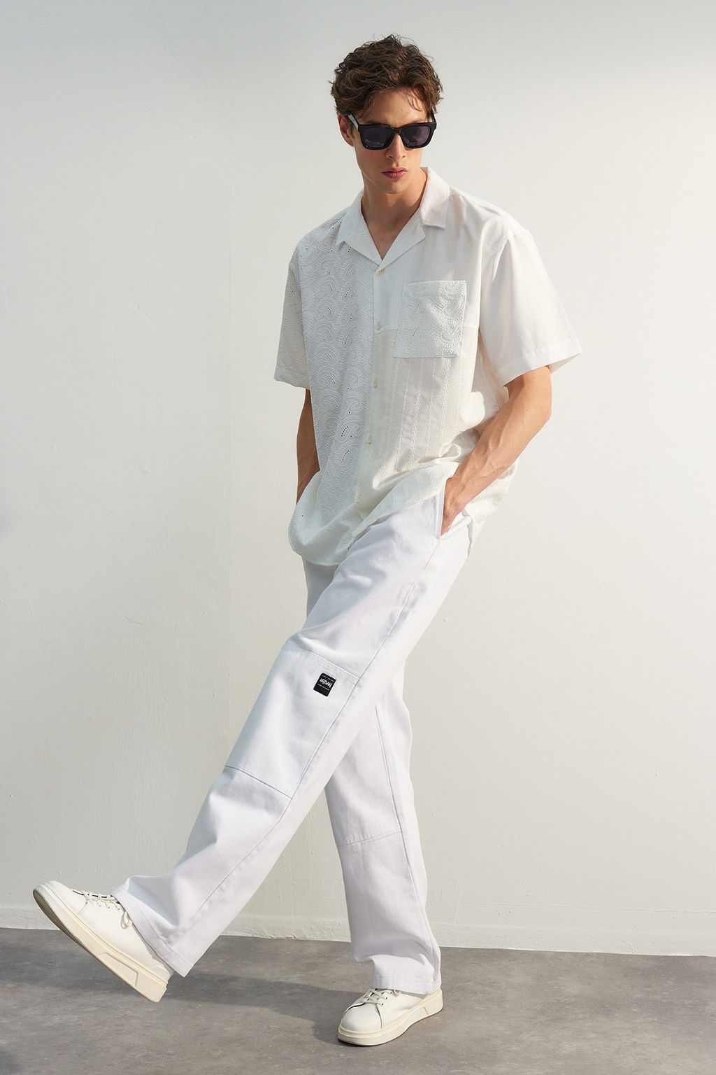 TRENDYOL MAN Limited Edition Beyaz Premium Loose Fit Etiket Detayl? Pantolon TMNSS23PL00038