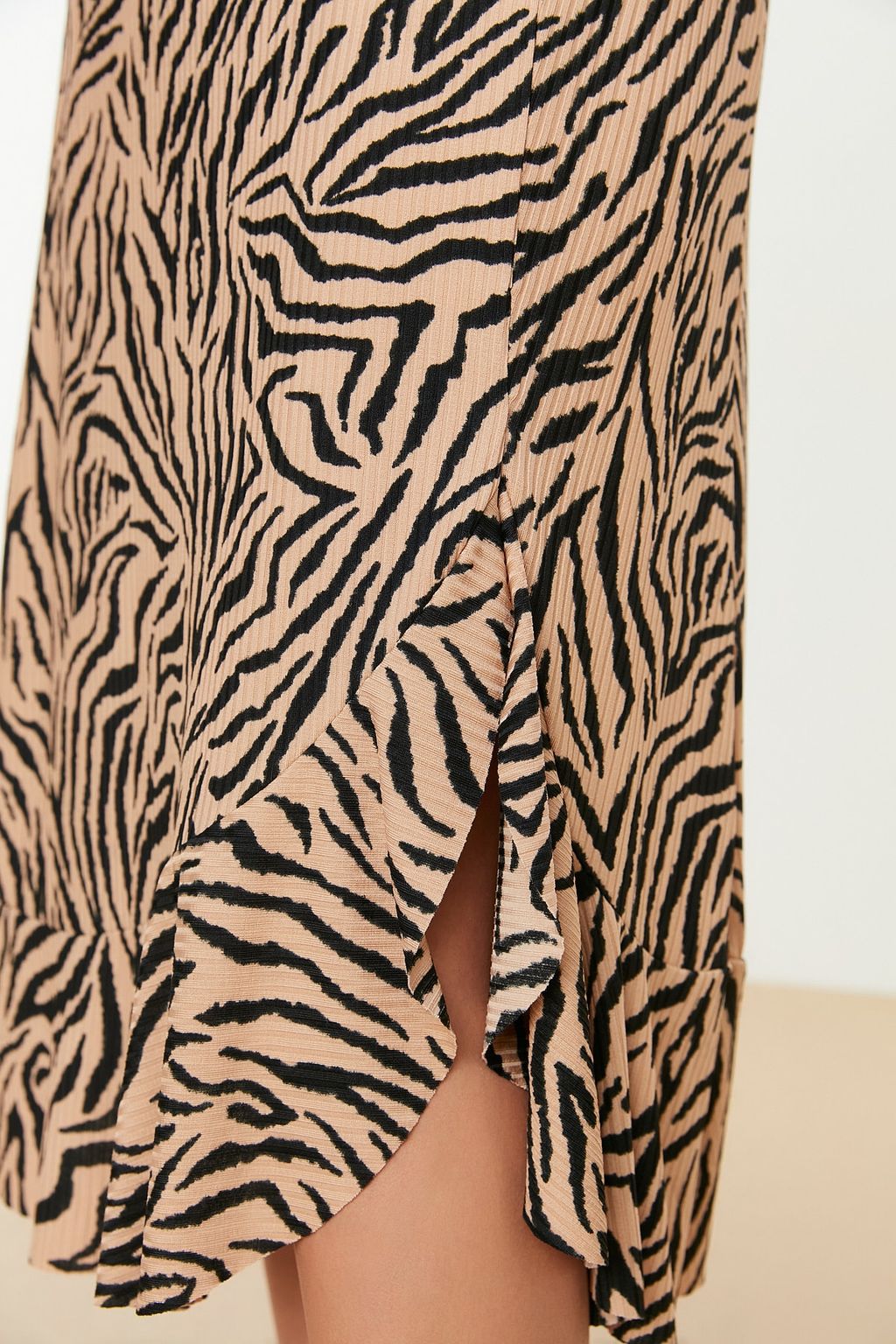 TRENDYOLMILLA K?rm?z? Bask?l? Buzgu Detayl? ve Volanl? Yuksek Bel Esnek Etek TWOSS21ET0029 фото 20