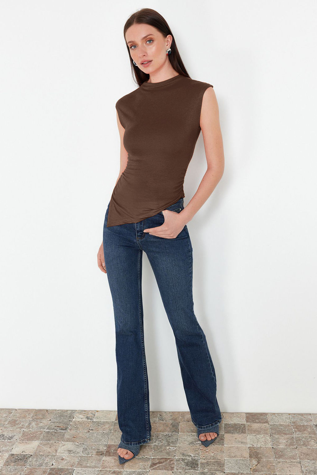 Trendyolmilla Ekru Dik Yaka K?sa Kollu Buzgu/Drape Detayl? Fitted/Vucuda Oturan Asimetrik Orme Bluz TWOSS24BZ00534 фото 10