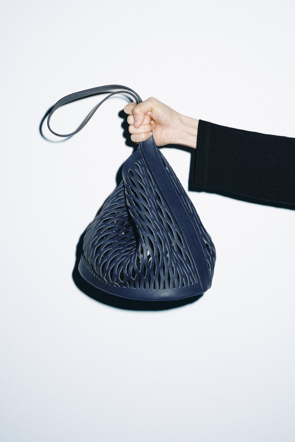 BOLSO PIEL TROQUELADO / Azul Marino - Zara фото 4