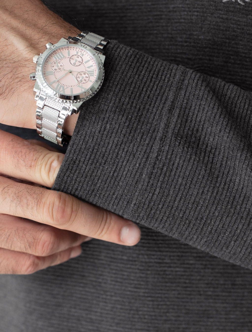 Лонгслив из мягкого фактурного трикотажа с плетеным воротником поло на пуговицах