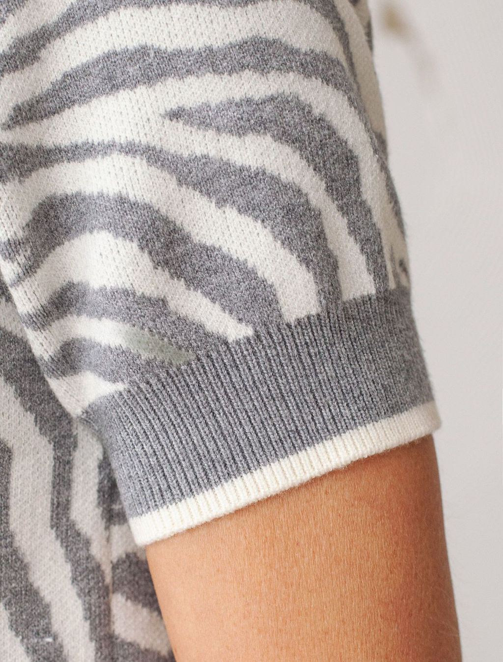 D39.362 Джемпер женский серый