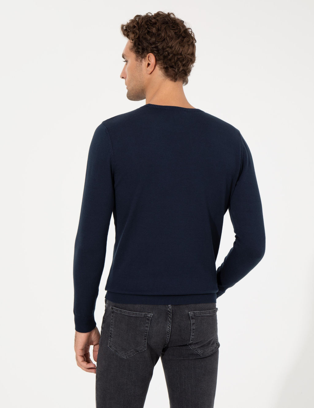 Базовый трикотажный свитер приталенного кроя темно-синего цвета с круглым вырезом - Cacharel фото 5