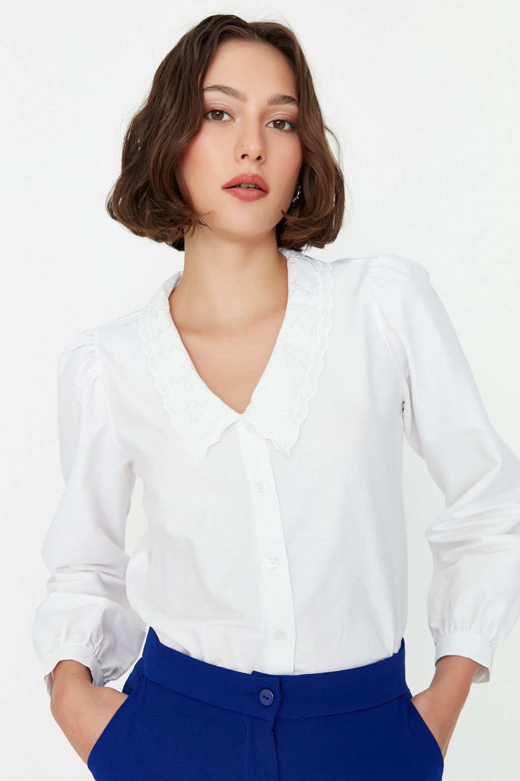 TRENDYOLMILLA Beyaz Yakas? Islemeli Nak?s Detayl? Regular Normal Kal?p Pamuklu Dokuma Gomlek TWOAW21GO0005  фото 8