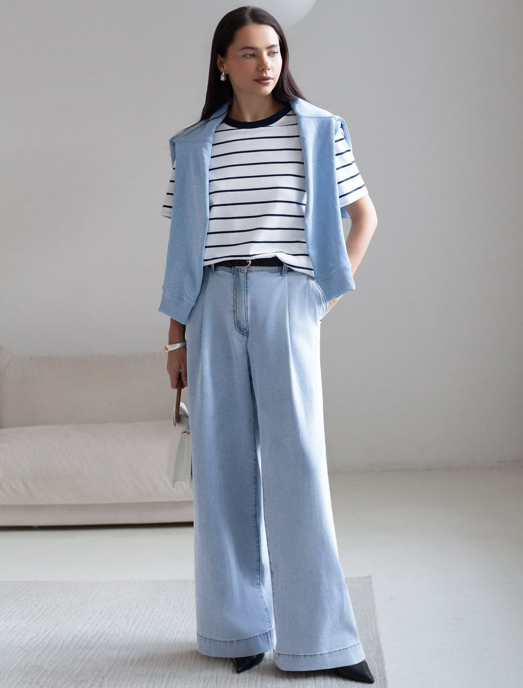 Широкие джинсы с защипами из облегченного денима