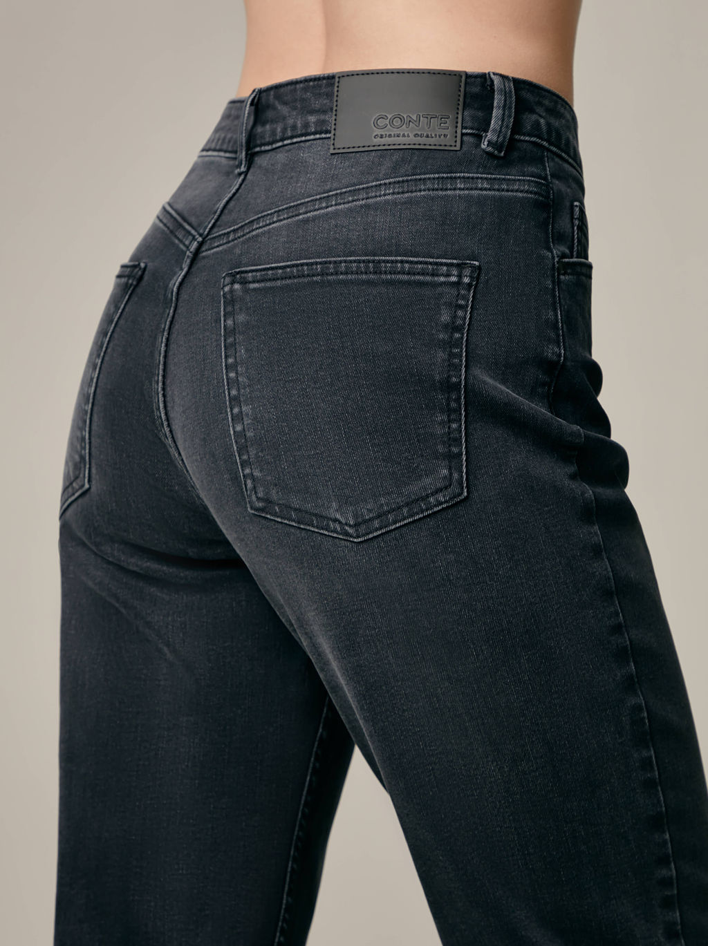 CONTE CON-544 Джинсы mom с высокой посадкой и квадратными карманами washed black