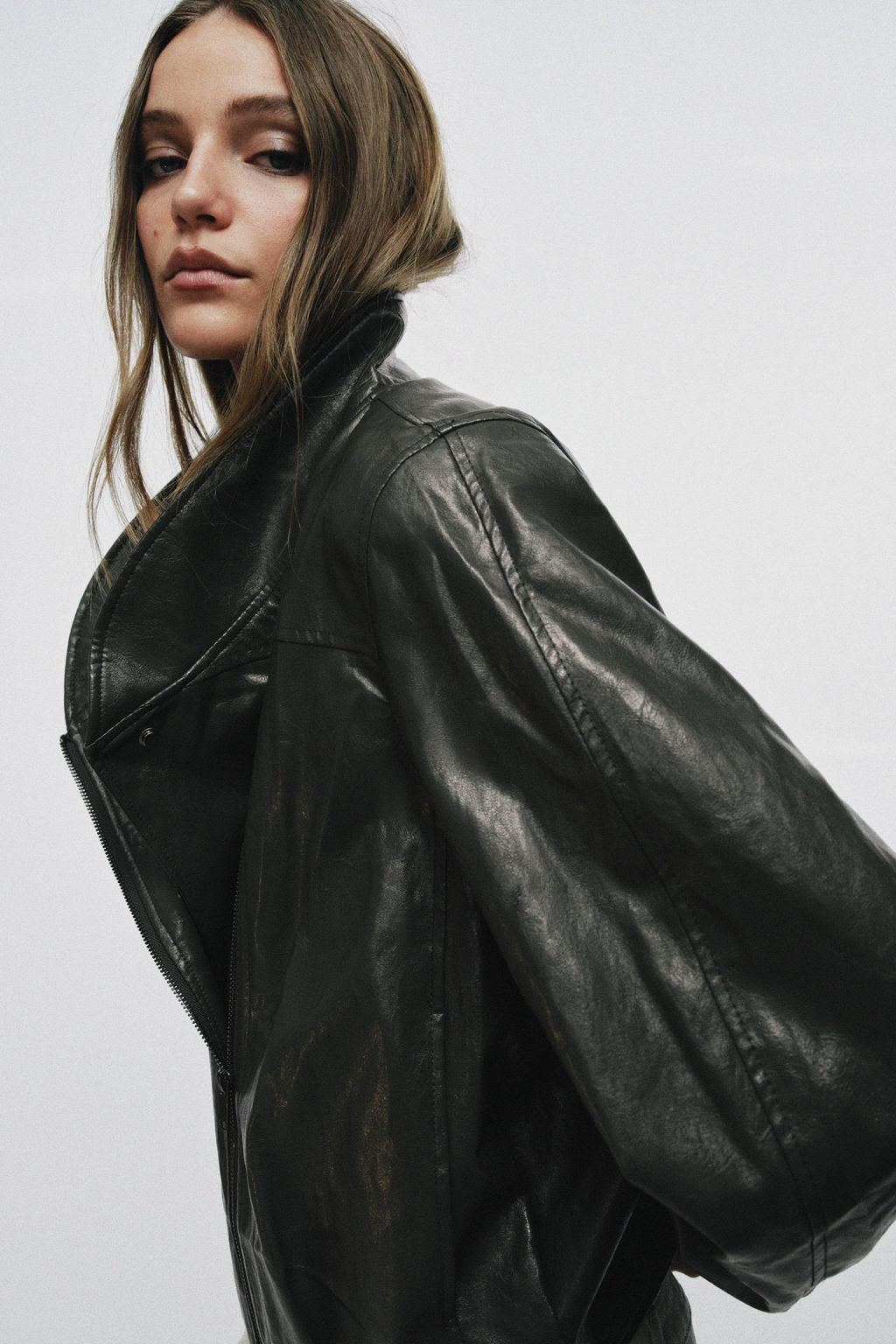 CHAQUETA EFECTO PIEL ZW COLLECTION / Gris - Zara фото 6