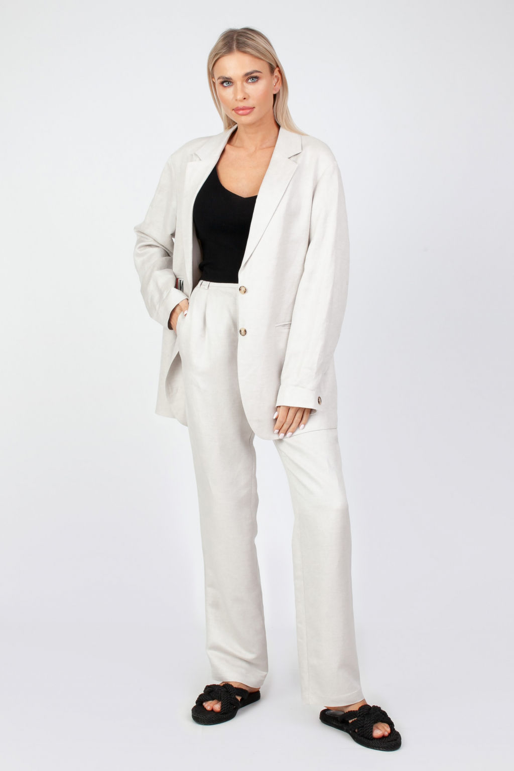 Брюки прямого силуэта. С посадкой на талии. Карманы в боковом шве.