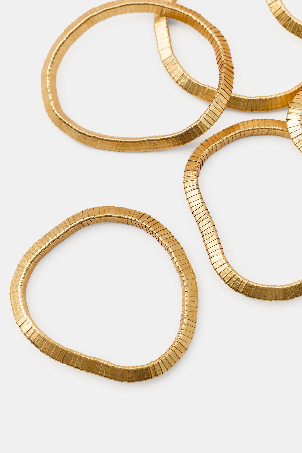 PACK PULSERAS EL?STICAS PIEZAS MET?LICAS / Dorado - Zara фото 4