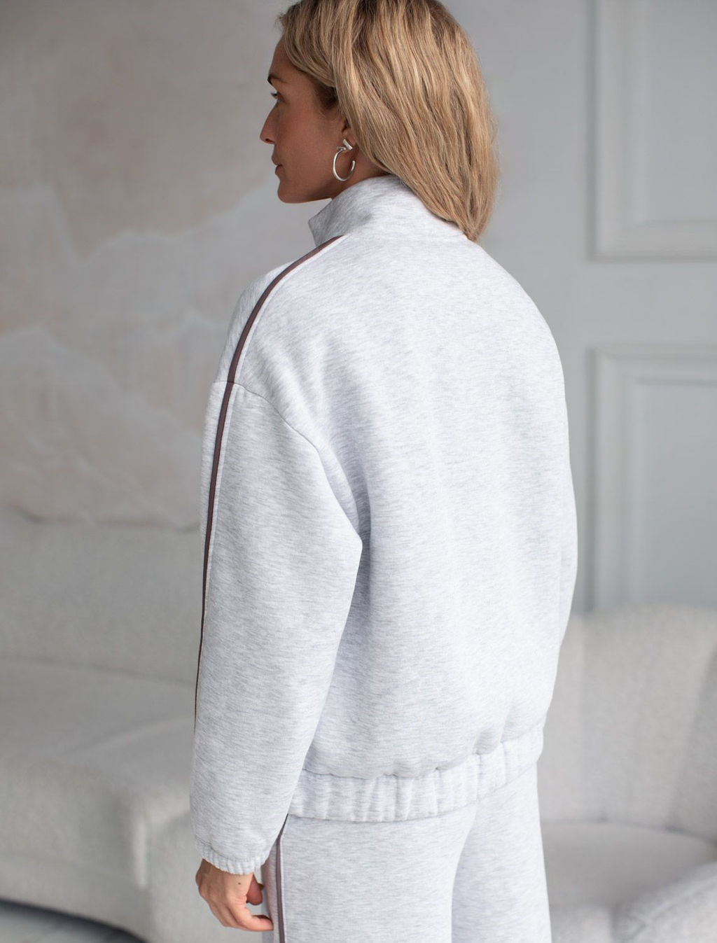 Бомбер среднего объема из эластичного футера трехнитики c начесом - Vilatte фото 3