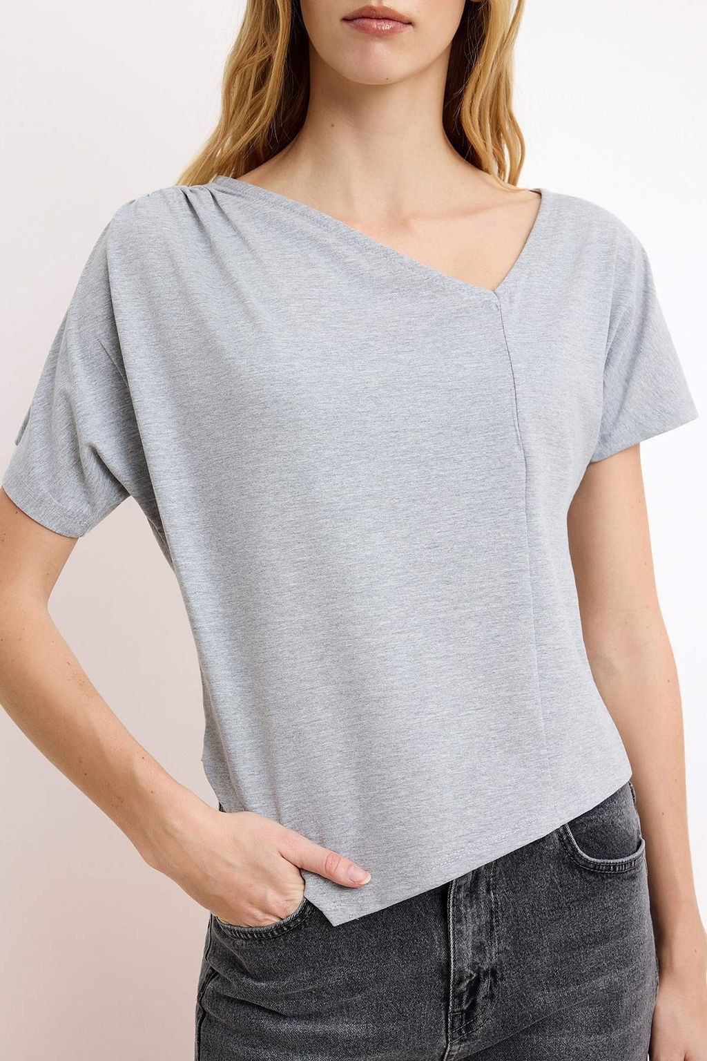 Siyah Regular/Normal Kal?p Asimetrik Yaka Buzgulu Pamuklu Esnek Orme T-shirt TWOSS26TS00059 - Trendyolmilla фото 7