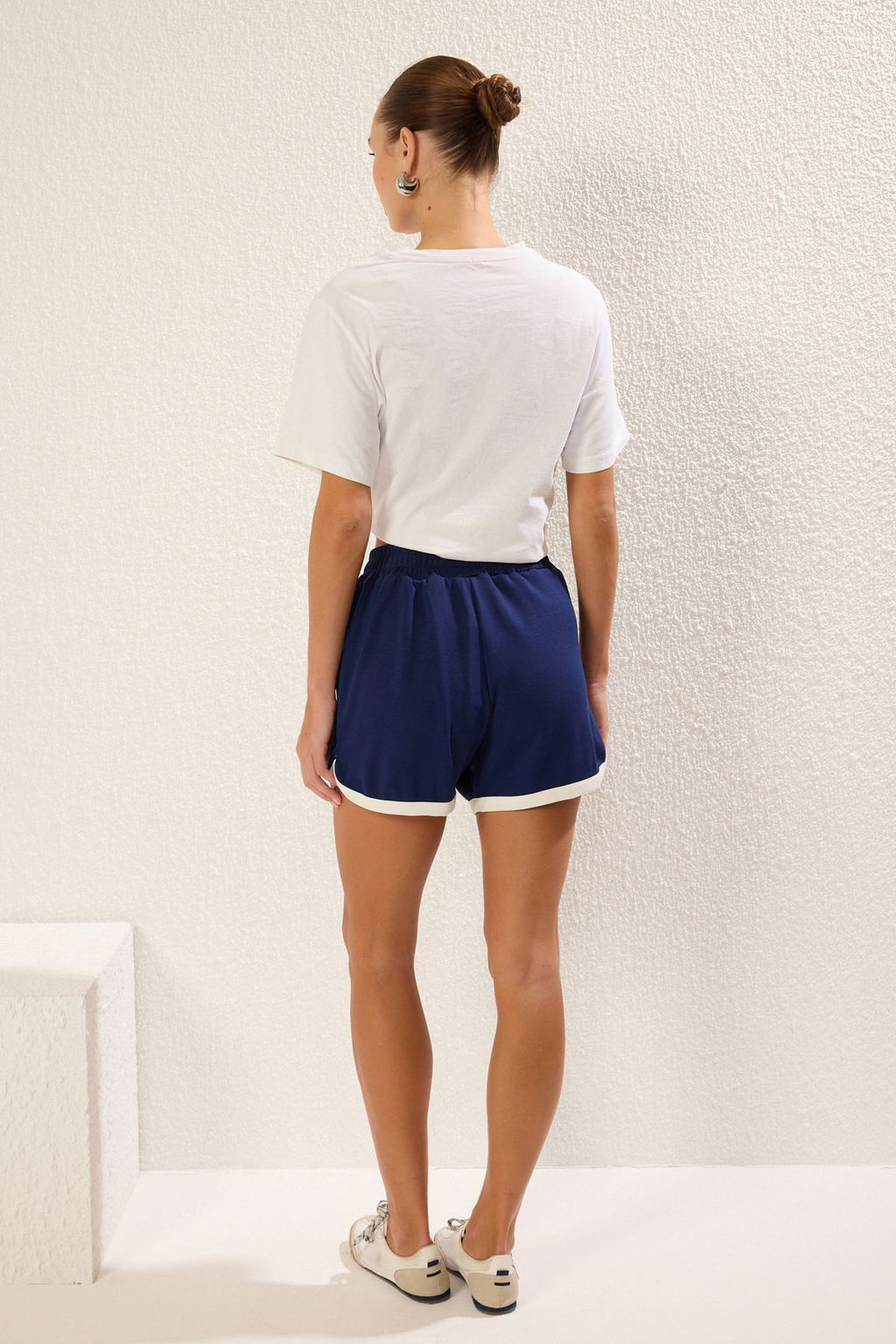 TRENDYOLMILLA Lacivert Relaxed/Rahat Kal?p Kontrast Biye Detayl? Esnek Orme Sort & Bermuda TWOSS25SR00032 фото 5