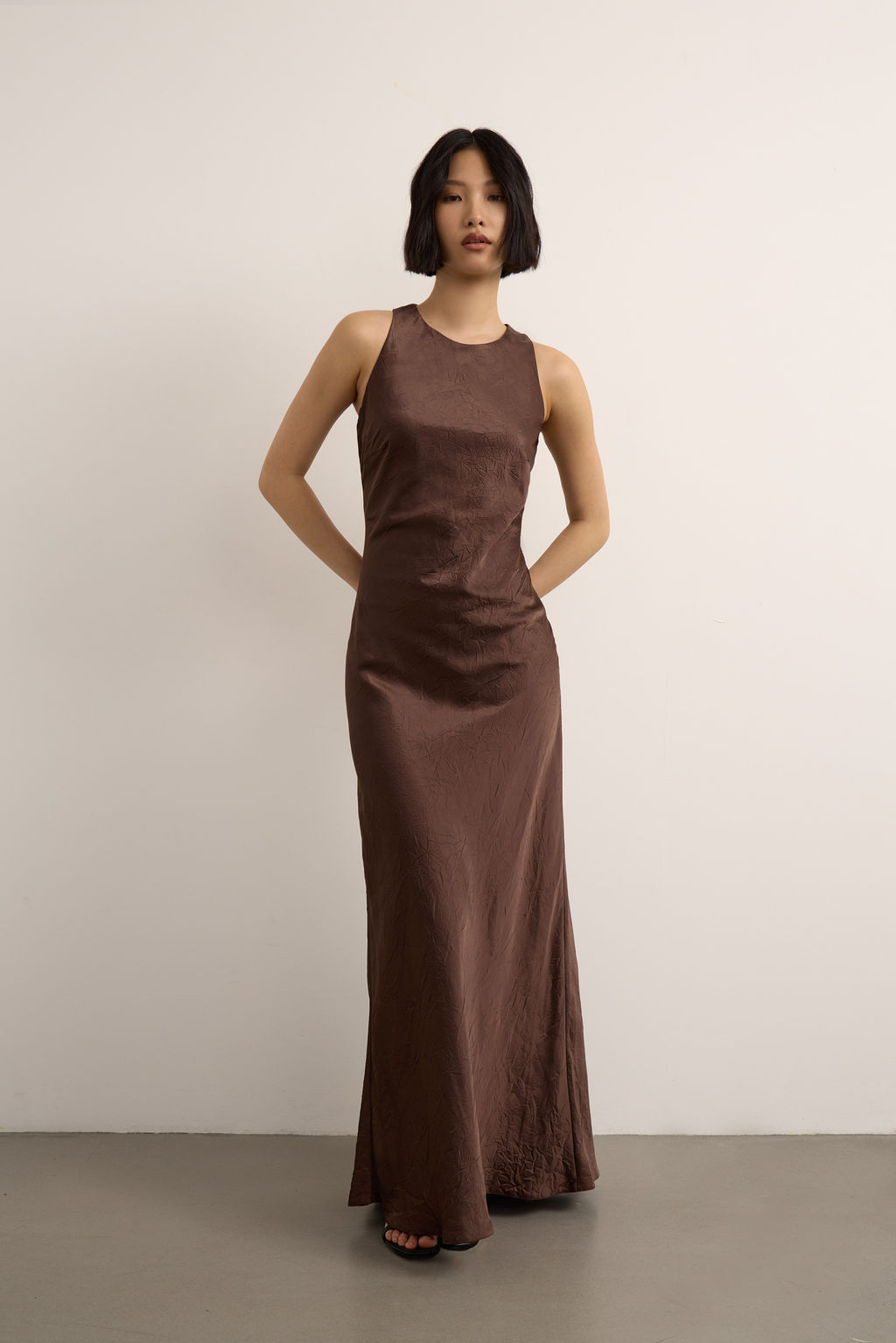 Платье с вырезом халтер из жатого сатина - Mollis фото 3