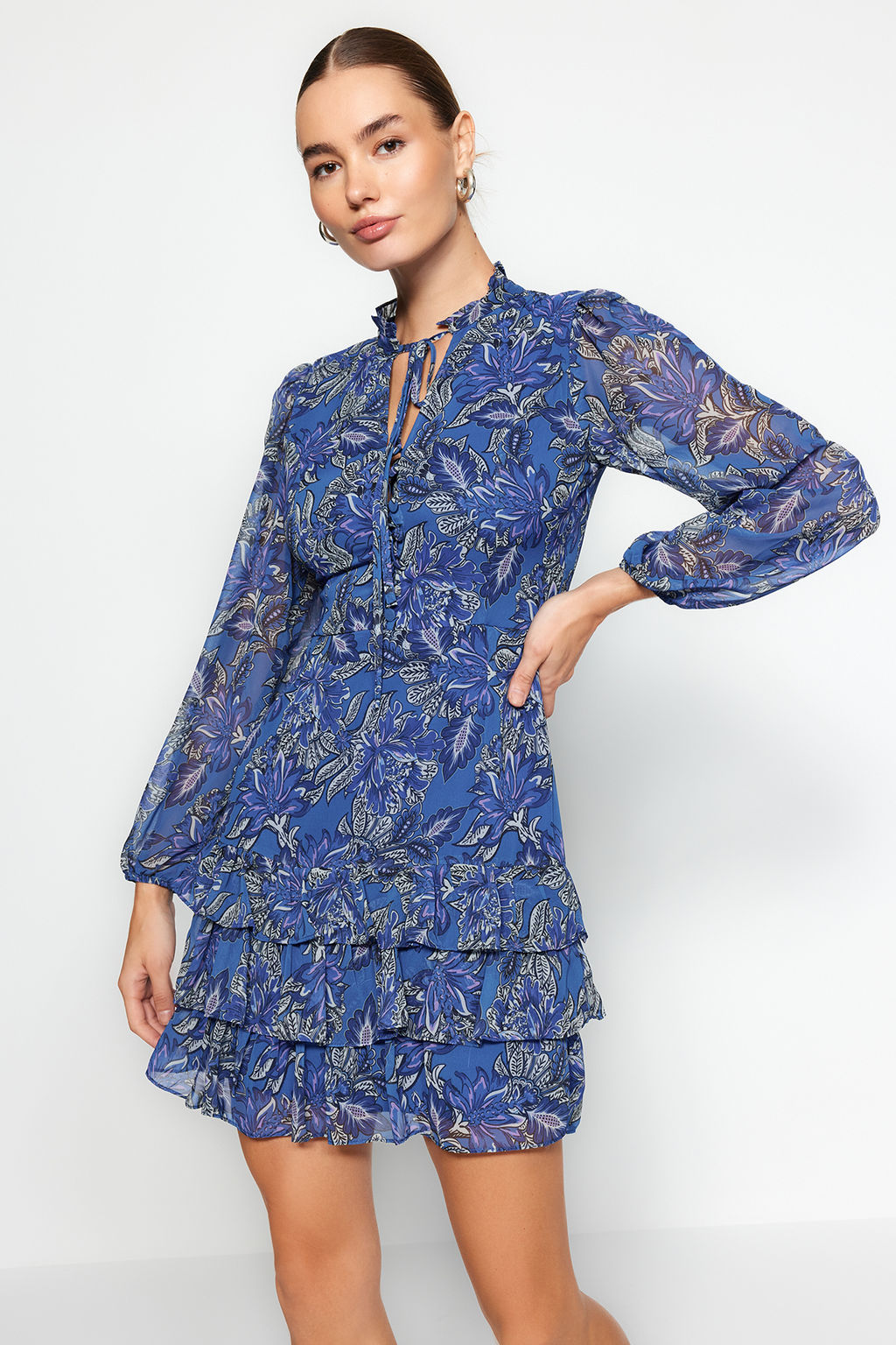 TRENDYOLMILLA Siyah Etegi Belden Ac?lan Dik Yaka Sifon Astarl? Dokuma K?sl?k Elbise TWOAW24EL00571  фото 2
