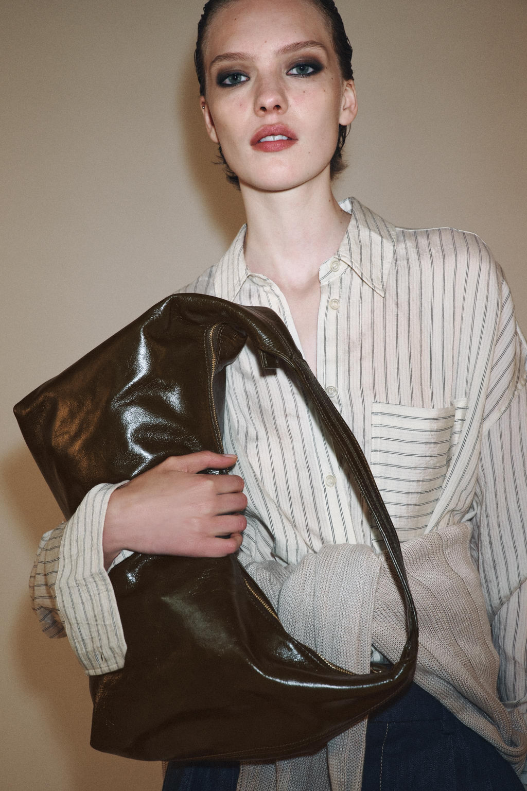 OVAL LEATHER HANDBAG