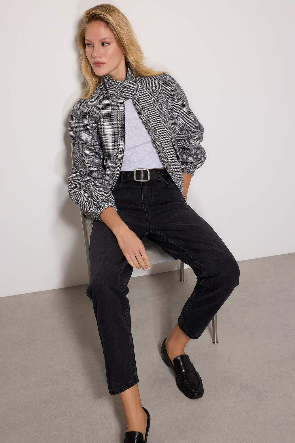 TRENDYOLMILLA Mavi Yuksek Bel Mom Jeans TWOAW24JE00076 фото 22